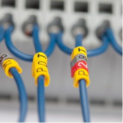 PA-10003LV40.Q - Маркувальна бірка типу РА-1 (1,5 - 4,0 мм2), жовтого кольору, напис "Q" (100 шт/пак)