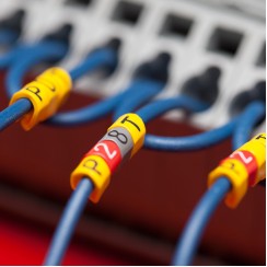 PA-10003LV40.Q - Маркувальна бірка типу РА-1 (1,5 - 4,0 мм2), жовтого кольору, напис "Q" (100 шт/пак)