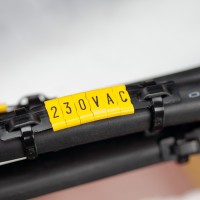 POH12082AA9 - Тримач типу POH (L=82 мм) для профіля тиру РО-68 та маркувальних бірок типу РК (12 шт.), білого кольору (100 шт/пак)