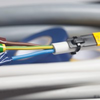 POH12082AA9 - Тримач типу POH (L=82 мм) для профіля тиру РО-68 та маркувальних бірок типу РК (12 шт.), білого кольору (100 шт/пак)