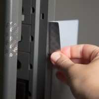 PLT047028DSEC - Наліпки типу PLT (пломба) поліестерові матові розміром 47х28 мм сріблястого кольору (1 500 шт/котушка)