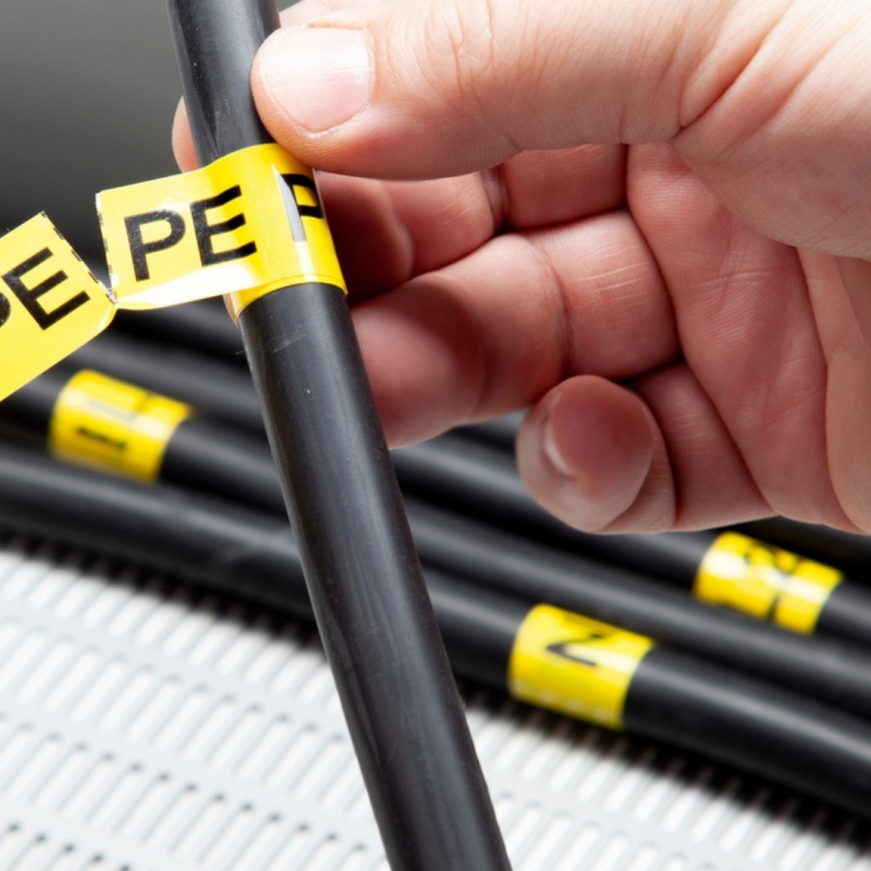 PLP019000V40.PE - Наліпки з вінілу типу PLB розміром 19мм у котушках по 20 м жовтого кольору з символом "PE" (6 рулонів)