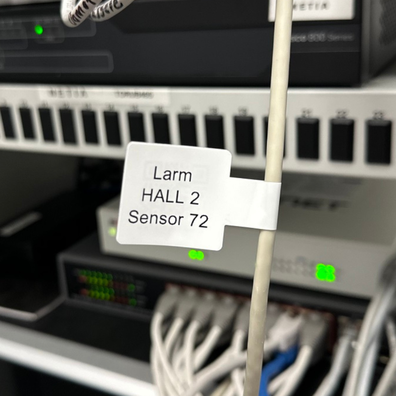 PLTF3028093PP2 - Наліпки з поліолефіну типу PLTF типу "ФЛАЖОК" розміром 93х28 мм (флажок 30х28 мм) червоного кольору (2 000 шт/котушка)